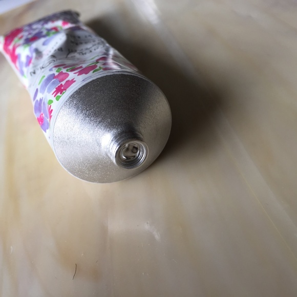 Library of Flowers Linden Handcreme 2.3oz(65.2.g) - Picture 3 of 3